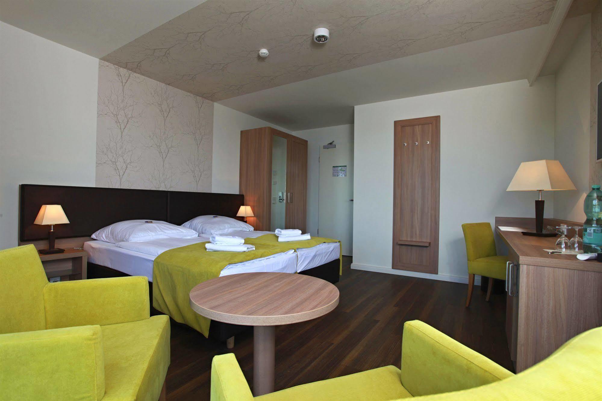Hotel Warnow Rostock Bagian luar foto