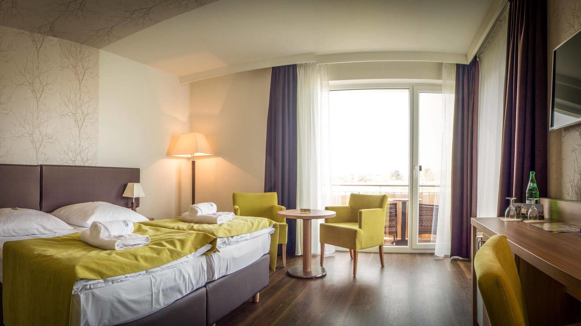 Hotel Warnow Rostock Bagian luar foto